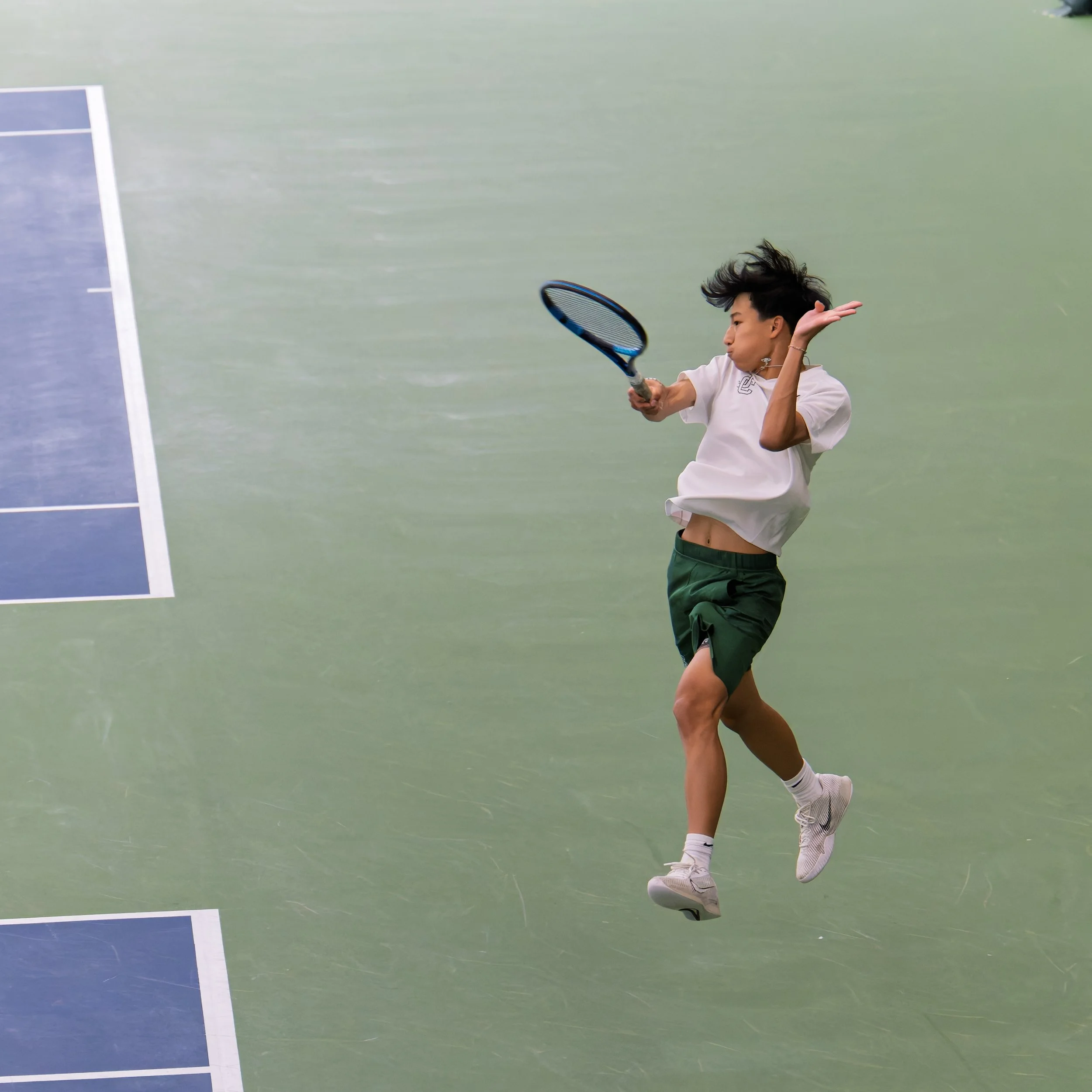 Tennis return at full stretch